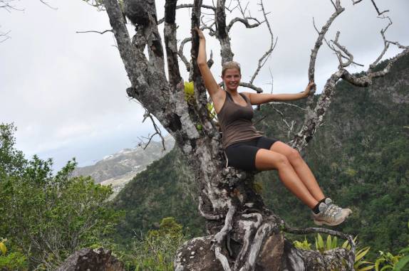 Equilibrando-se sobre a cratera do The Quill, duzentos metros abaixo de nós! (em Statia - Caribe)